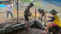 Babinsa Ngadirejo Bantu Perehaban Rumah Dan MCK Warga