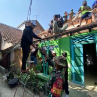 Babinsa Kepanjenkidul Bersama Warga Gotong Royong Renovasi Rumah Warga