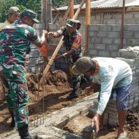 Pererat Kebersamaan, Babinsa Desa Gandean Gotong Royong Bangun Rumah Warga