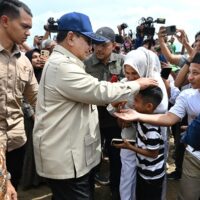 Panglima TNI Dampingi Presiden RI Tinjau Jembatan Bailey dan Pengungsian Korban Bencana di Bireuen, Aceh
