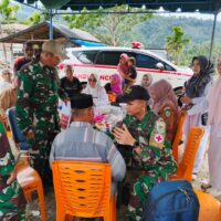 TNI Dirikan Pos Kesehatan Terpadu untuk Korban Banjir Aceh