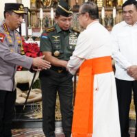 Panglima TNI Dampingi Menko Polkam Tinjau Pengamanan Gereja Jelang Natal 2025