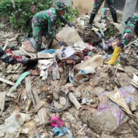 Ratusan Prajurit TNI Bersihkan Pasar Kuala Simpang, Dorong Pemulihan Ekonomi Pascabanjir