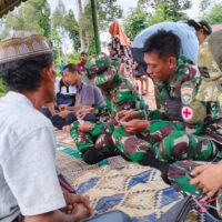 Terobos Pedalaman Gayo Lues, Tim Kesehatan Gabungan TNI dan Relawan Beri Pelayanan Kesehatan Korban Banjir