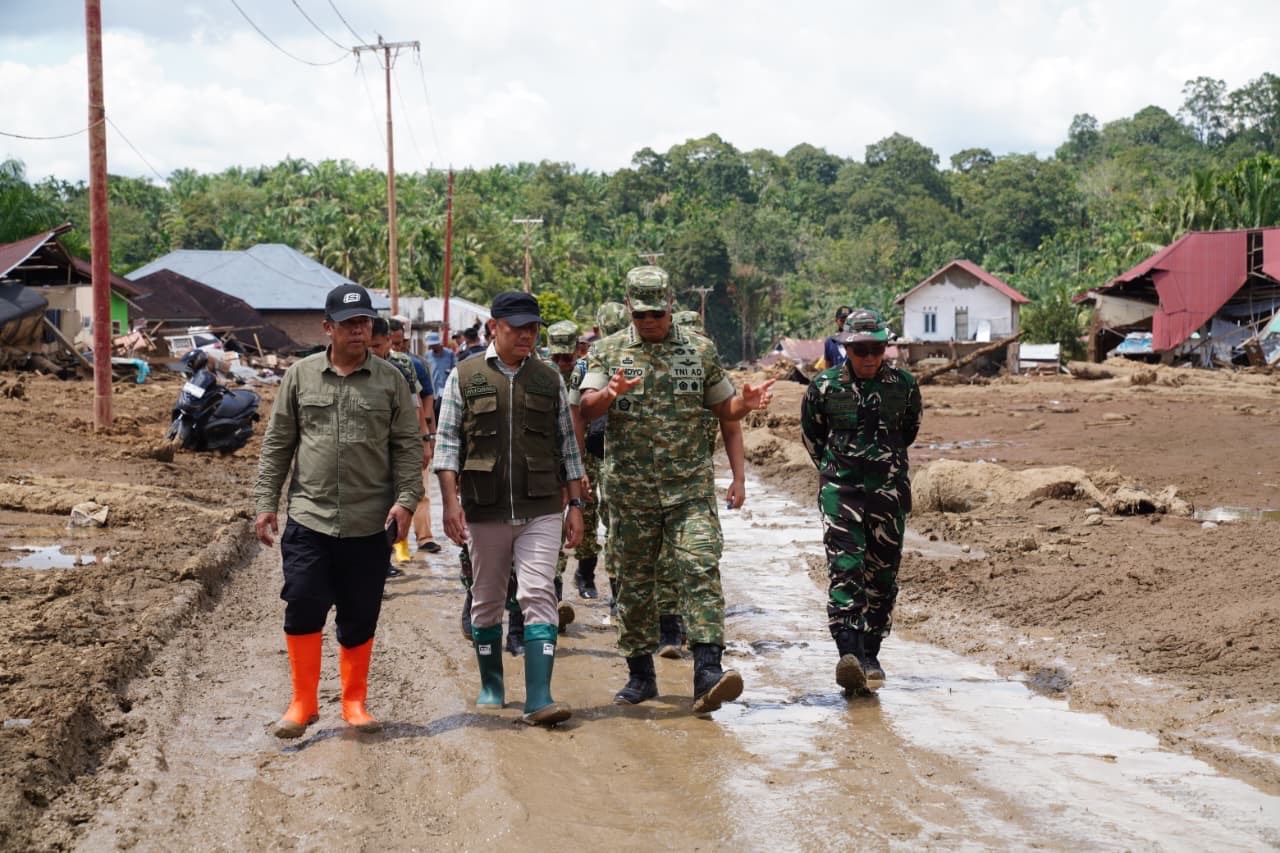Wakil Panglima TNI Tinjau Wilayah Terdampak Banjir di Sumut dan Sumbar