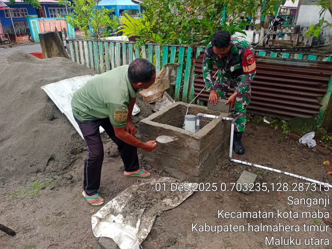 Dekat dengan Warga, Babinsa Koramil 03/Maba Bantu Warga Bangun Tembok Pelindung Mesin Air