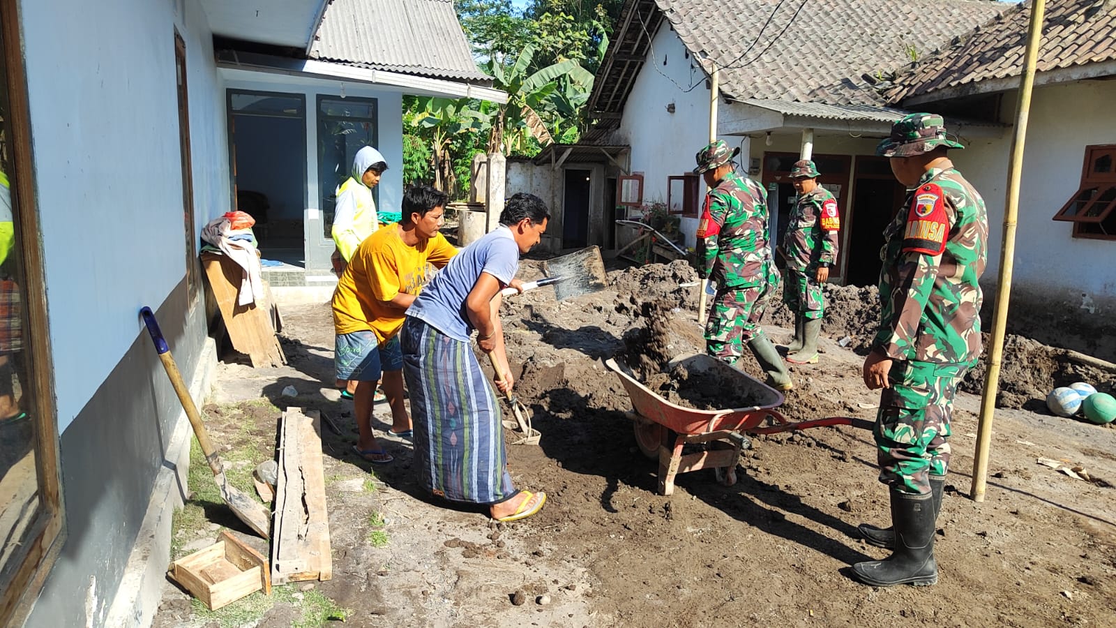 Material Vulkanik Menimbun Rumah, TNI Turun Tangan Bantu Warga Supiturang