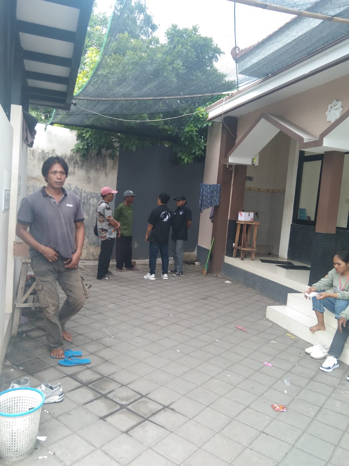 Kisah Pak Da: Pendapatan Hilang Setelah Area Parkir Didatangi Kelompok Diduga Mengatasnamakan Ormas Kisah Pak Da: Pendapatan Hilang Setelah Area Parkir Didatangi Kelompok Diduga Mengatasnamakan Ormas