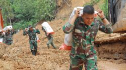 Prajurit TNI Pikul Bahan Bantuan dan Jalan Kaki Puluhan Km Salurkan Logistik ke Desa Terisolir di Sitahuis