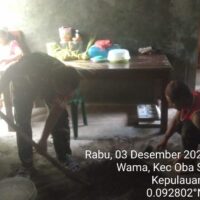 Percepat Pengerjaan Rumah, Babinsa Kodim 1505/Tidore Bantu Campur Pasir dan Semen
