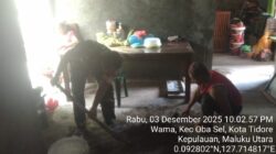Percepat Pengerjaan Rumah, Babinsa Kodim 1505/Tidore Bantu Campur Pasir dan Semen