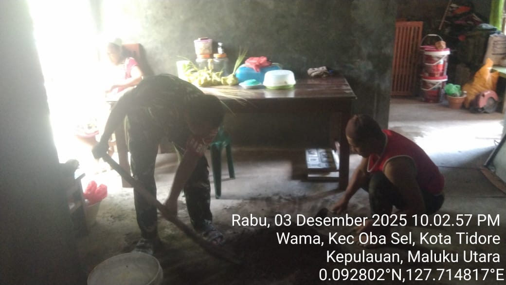 Percepat Pengerjaan Rumah, Babinsa Kodim 1505/Tidore Bantu Campur Pasir dan Semen
