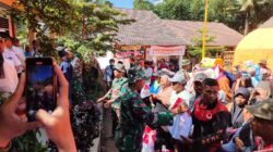 Negara Hadir: Bupati Lumajang dan TNI Serahkan Bantuan Kemensos untuk Warga Terdampak Semeru