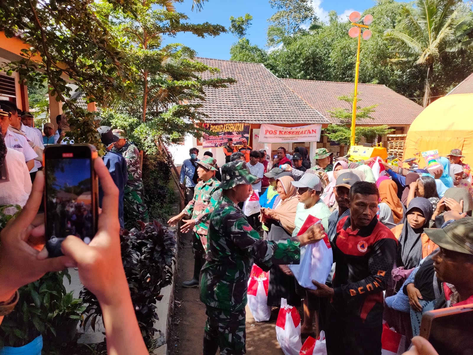 Negara Hadir: Bupati Lumajang dan TNI Serahkan Bantuan Kemensos untuk Warga Terdampak Semeru