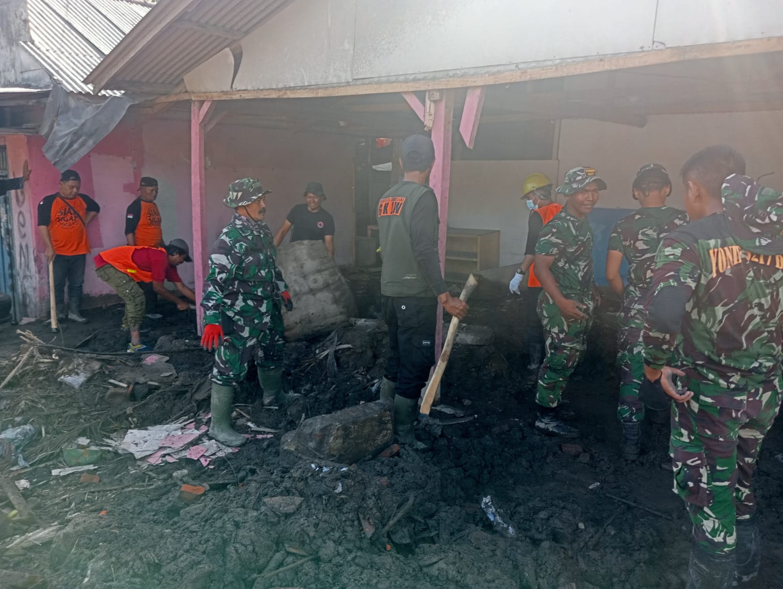 Gotong Royong di Tengah Bencana: Personel TNI–Relawan Evakuasi Abu Vulkanik di Pronojiwo