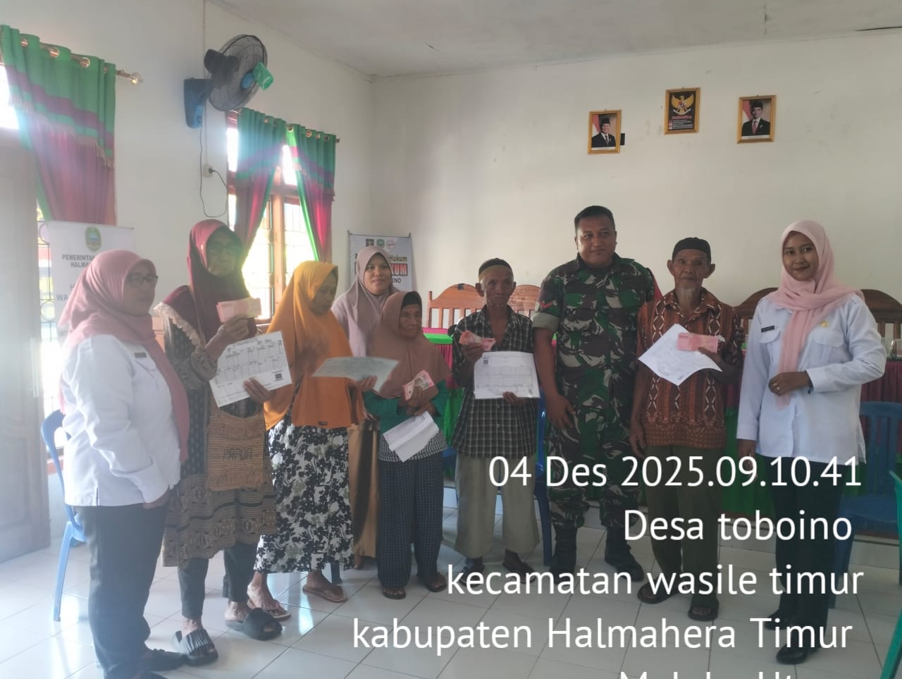 Babinsa Koramil 1505-02/Wasile Dampingi Warga Terima Bantuan Uang Tunai