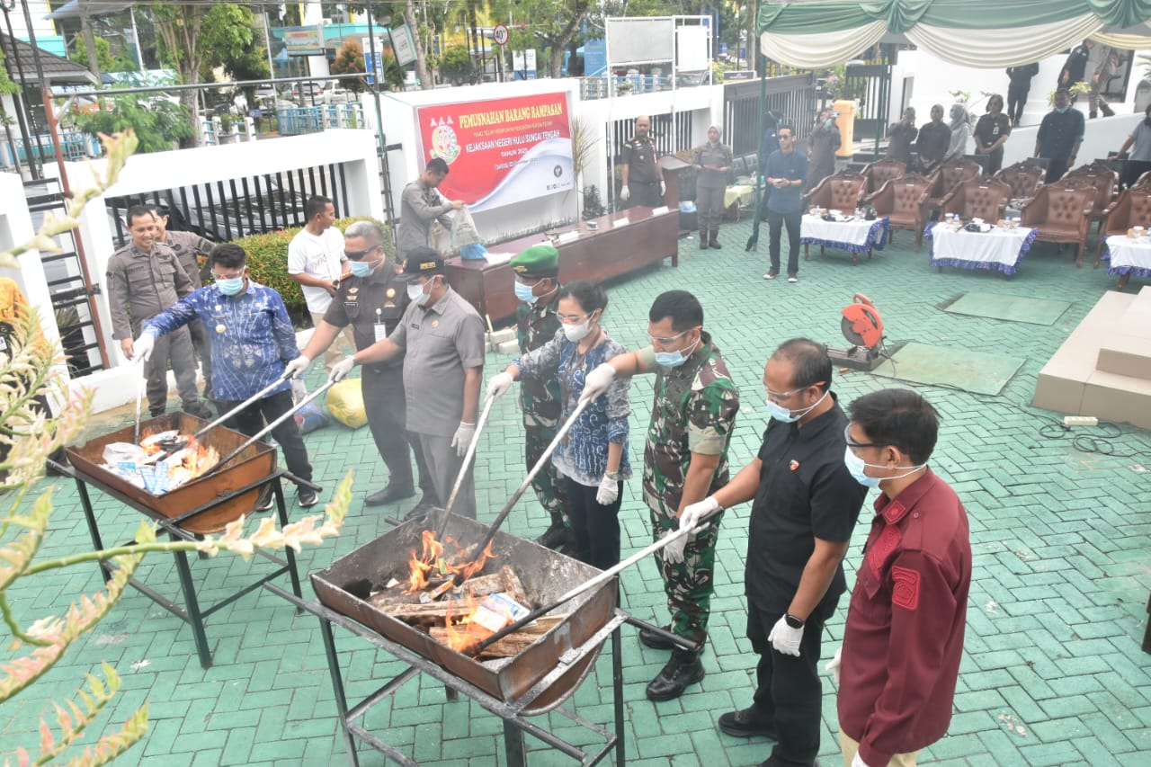 2.451 Barang Rampasan Dimusnahkan, Bupati dan Dandim Apresiasi Kinerja Kejari HST