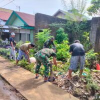 TNI dan Warga Hikun Kompak Laksanakan Pembersihan Parit dan Jalan Raya