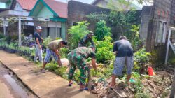 TNI dan Warga Hikun Kompak Laksanakan Pembersihan Parit dan Jalan Raya