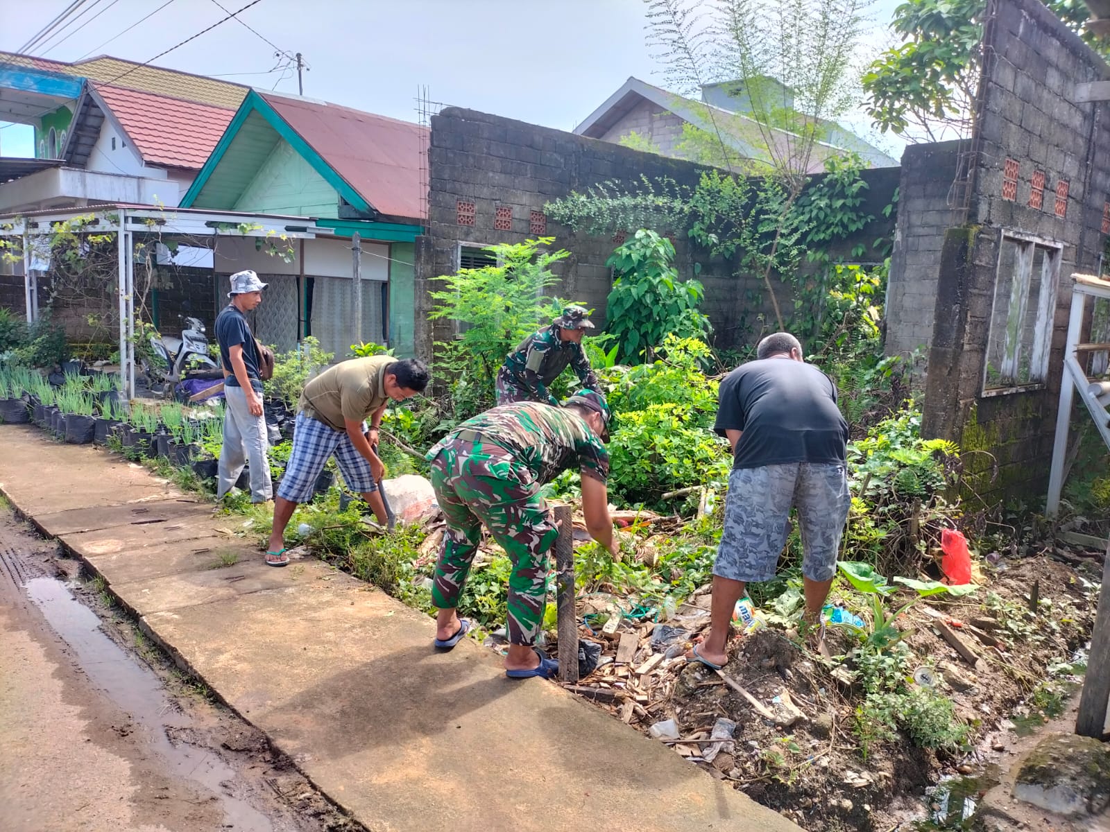 TNI dan Warga Hikun Kompak Laksanakan Pembersihan Parit dan Jalan Raya