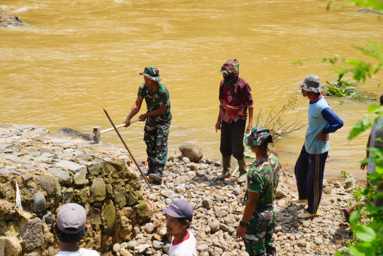TNI Bangun Jembatan Gantung 80 Meter Untuk Percepat Mobilitas Warga Sukabumi