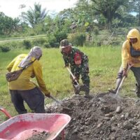 Perkuat Kebersamaan Serta Cerminkan Sikap Toleransi, Babinsa Koramil 1710-07/Mapurujaya Bersama Warga Gelar Kerja Bakti Pembangunan Masjid