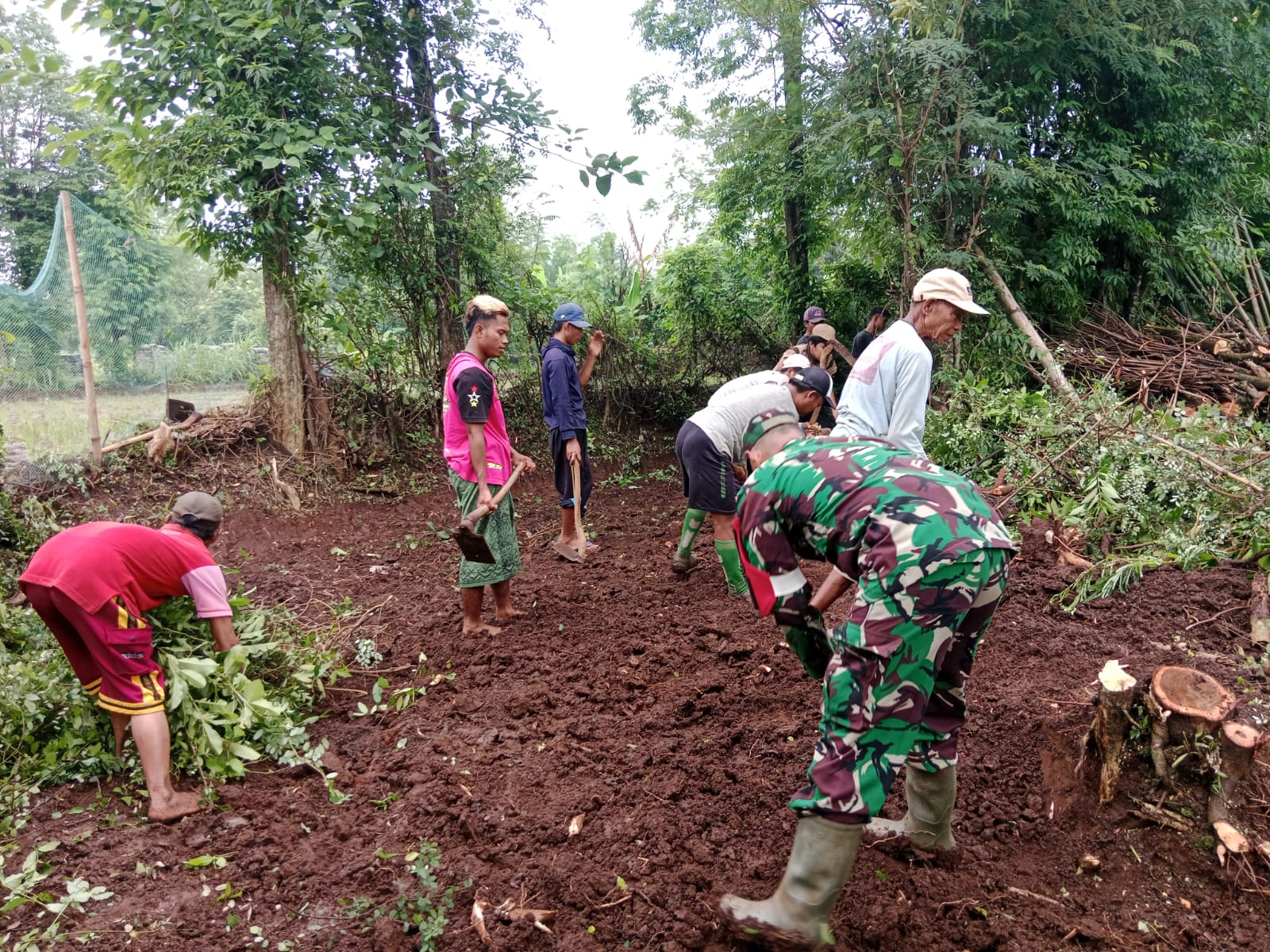 Jelang Pavingisasi, Koramil 0820-07 Pimpin Kerja Bakti di Wonorejo