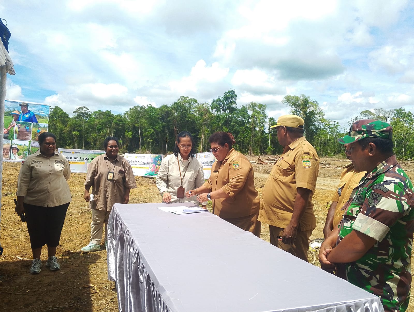 Babinsa Koramil 1710-03/Kuala Kencana Hadiri Pembukaan Sekolah Lapang Pertanian di Distrik Iwaka