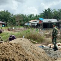 Babinsa Koramil 1008-06/Banua Lawas–Pugaan Dampingi Pembangunan KDKMP di Desa Halangan