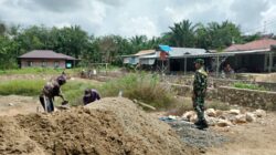Babinsa Koramil 1008-06/Banua Lawas–Pugaan Dampingi Pembangunan KDKMP di Desa Halangan