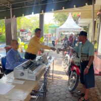 Sambangi Wajib Pajak di Samsat, Satlantas Lumajang Gencarkan Imbauan Keselamatan Berkendara