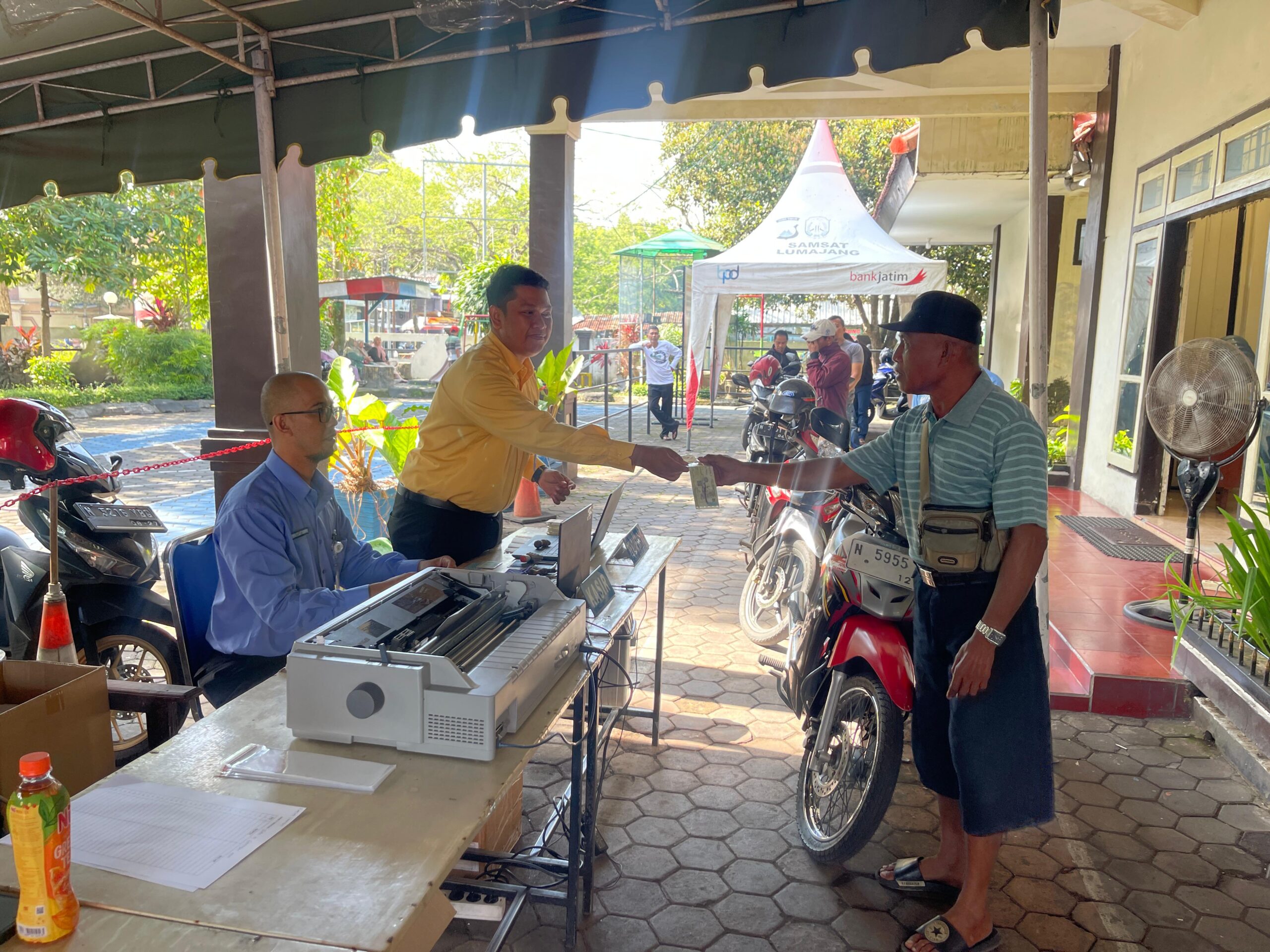 Sambangi Wajib Pajak di Samsat, Satlantas Lumajang Gencarkan Imbauan Keselamatan Berkendara