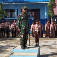 Babinsa Barabai Dorong Pembentukan Karakter Siswa Lewat Perkemahan Pramuka