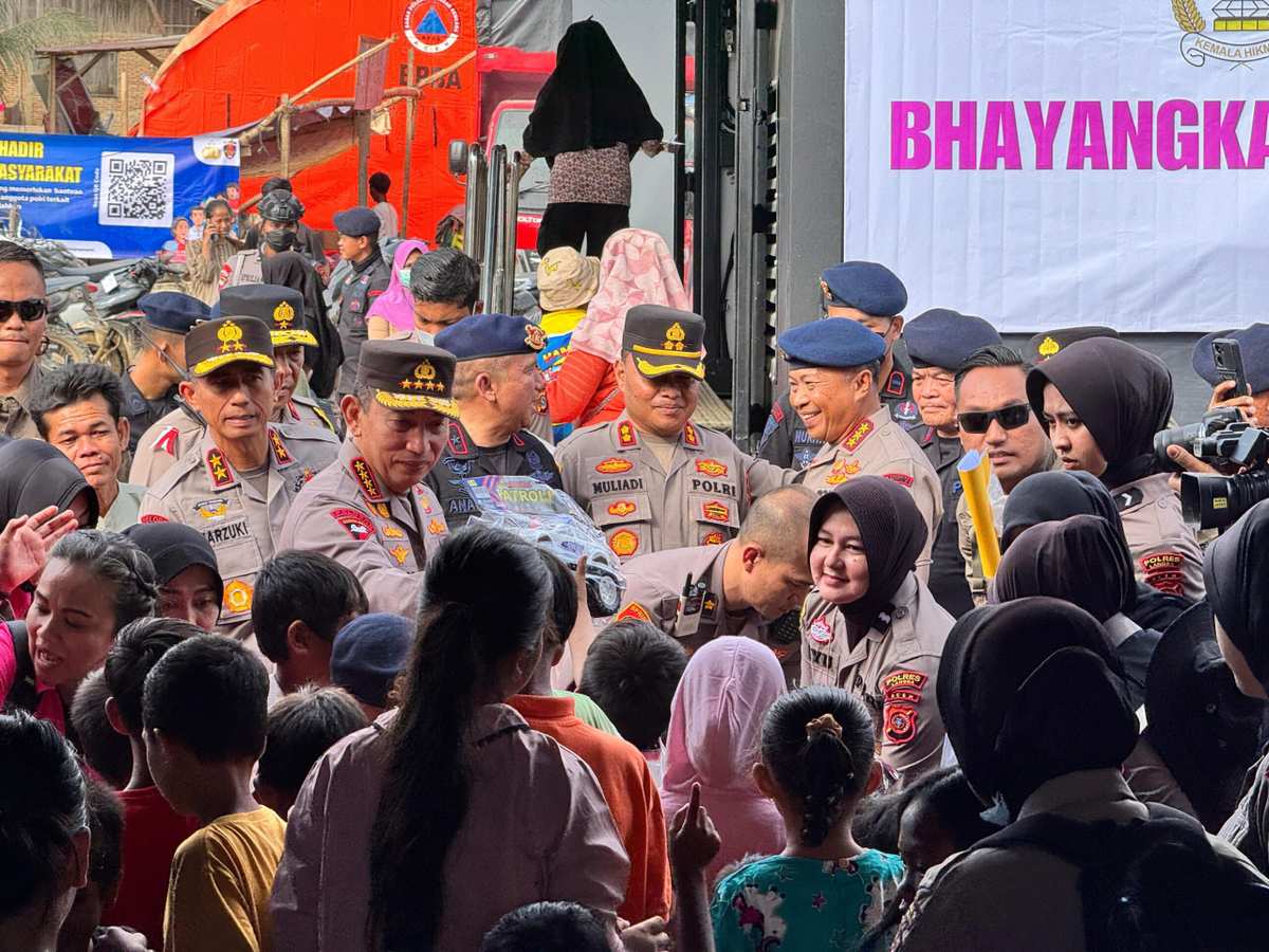 Kapolri Tinjau Posko Pengungsian di Aceh Tamiang, Salurkan Bantuan ke Korban Bencana