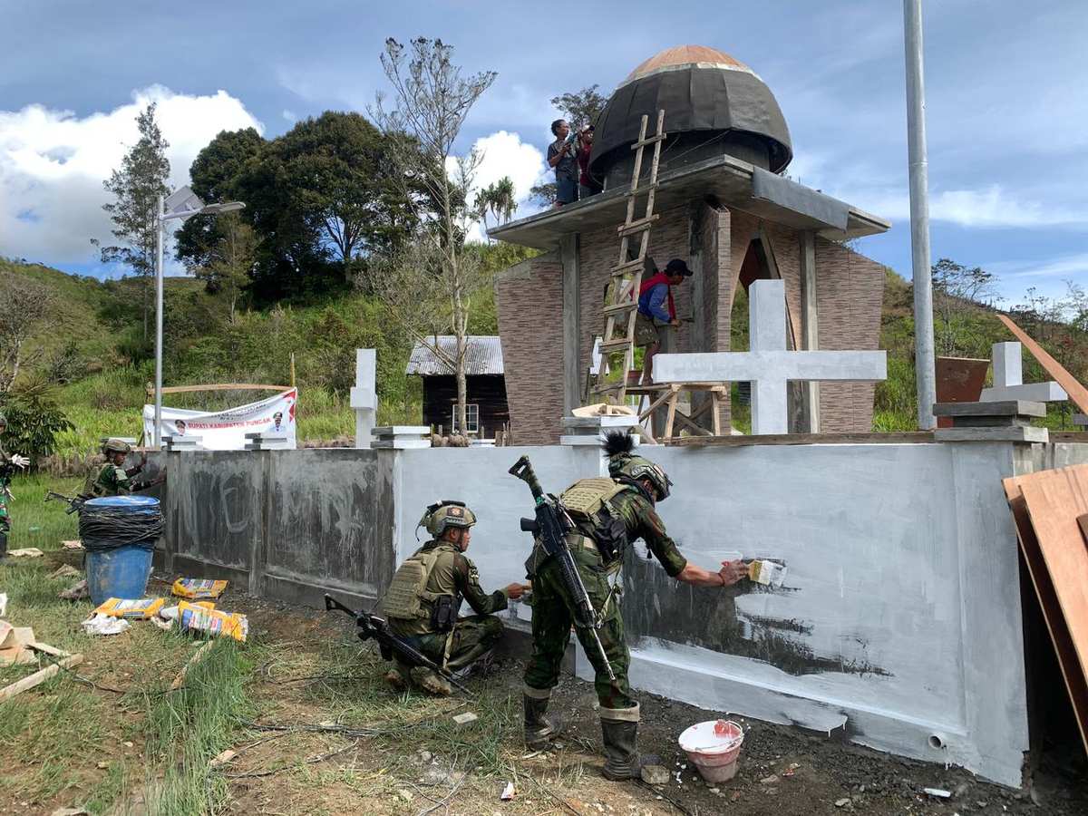 Satgas Yonif 700/Wyc Gelar Karya Bakti: Bantu Pembuatan Patung Misionaris di Kampung Nipuralome Satgas Yonif 700/Wyc Gelar Karya Bakti: Bantu Pembuatan Patung Misionaris di Kampung Nipuralome