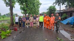 Tanggap Darurat, Polsek Ngronggot Gerak Cepat Atasi Pohon Tumbang yang Tutup Akses Jalan