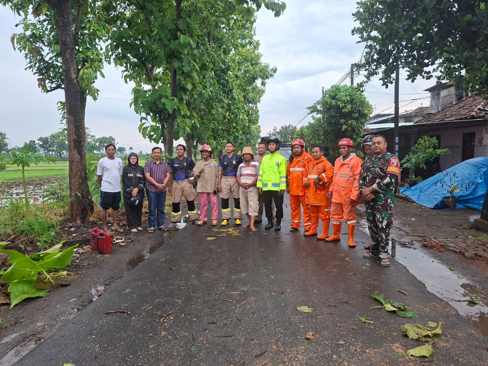 Tanggap Darurat, Polsek Ngronggot Gerak Cepat Atasi Pohon Tumbang yang Tutup Akses Jalan