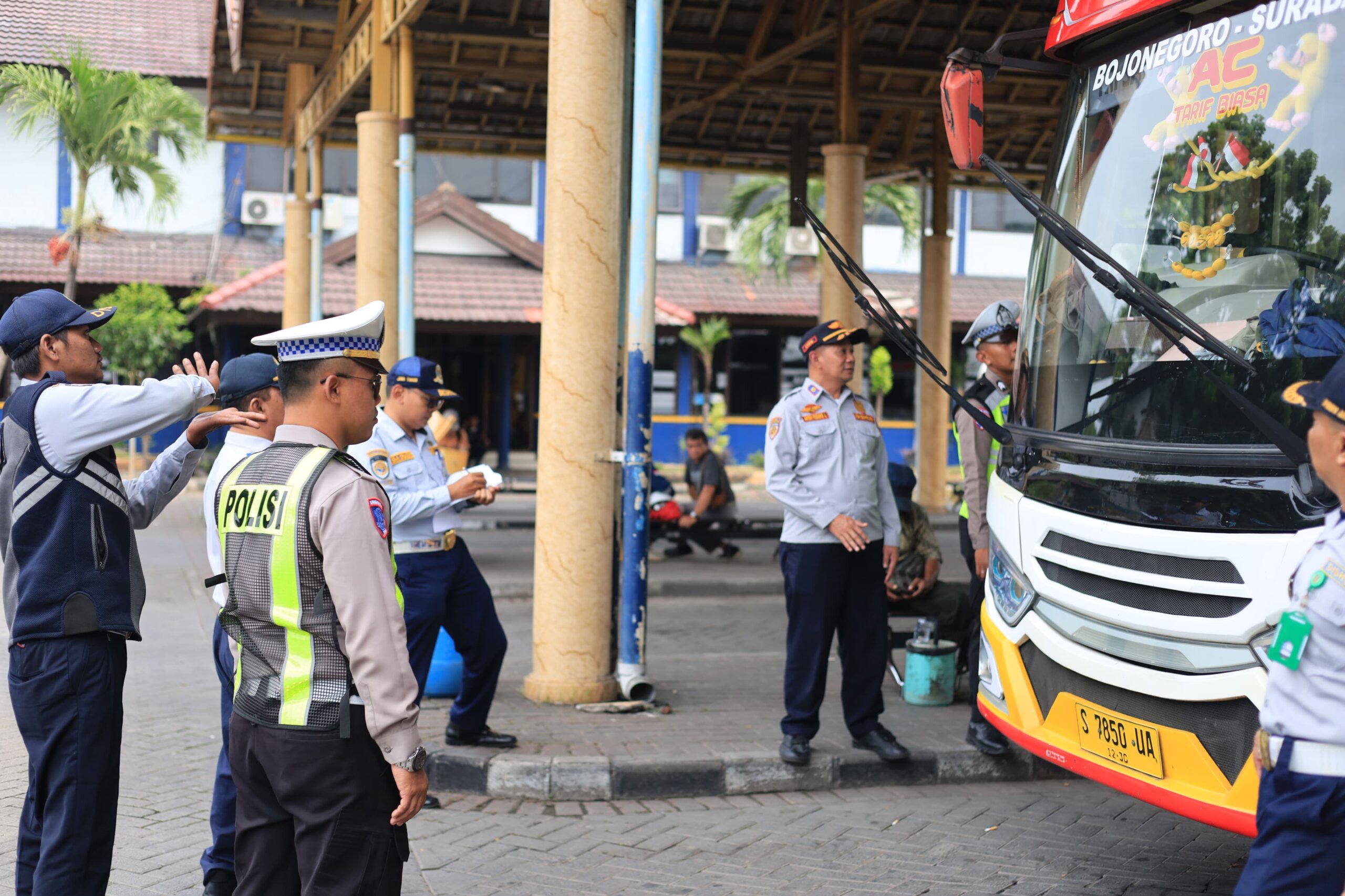Polres Gresik Gandeng Dishub Gelar Ramcheck Armada Bus Jelang Nataru