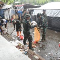 Kodim 1002/HST Gelar Karya Bakti Bersihkan Pasar Kramat Barabai Sambut Hari Juang TNI AD ke-80 dan HUT Korem 101/Antasari