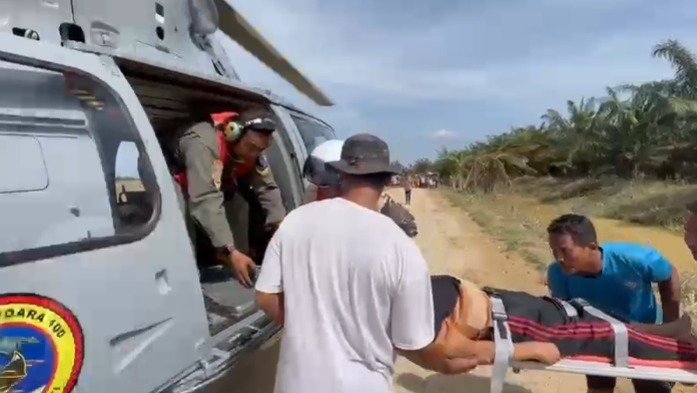 Kadispenal: TNI AL Telah Evakuasi Anak 9 Tahun Yang Alami Patah Kaki dan Lansia Penyintas Stroke Menggunakan Heli