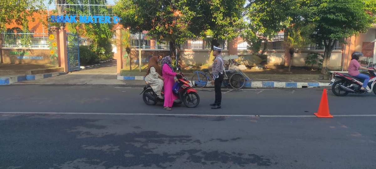 Satlantas Probolinggo Kota Gelar Poros Pagi: Humanis Tegur Pelanggar, Lindungi Pelajar Satlantas Probolinggo Kota Gelar Poros Pagi: Humanis Tegur Pelanggar, Lindungi Pelajar