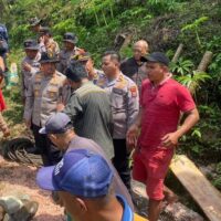 Pascabanjir Bandang Tiris, Polisi dan Warga Gotong Royong Buka Akses Jalan Tertutup Longsor