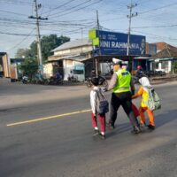 Jaga Kamseltibcarlantas, Polisi Kawal Aktivitas Pagi di Titik Rawan Probolinggo