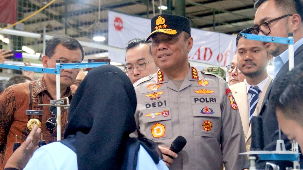 Wakapolri Bagikan Sembako ke Ribuan Buruh, Wujud Kepedulian Polri di Sektor Industri Dalam Negeri