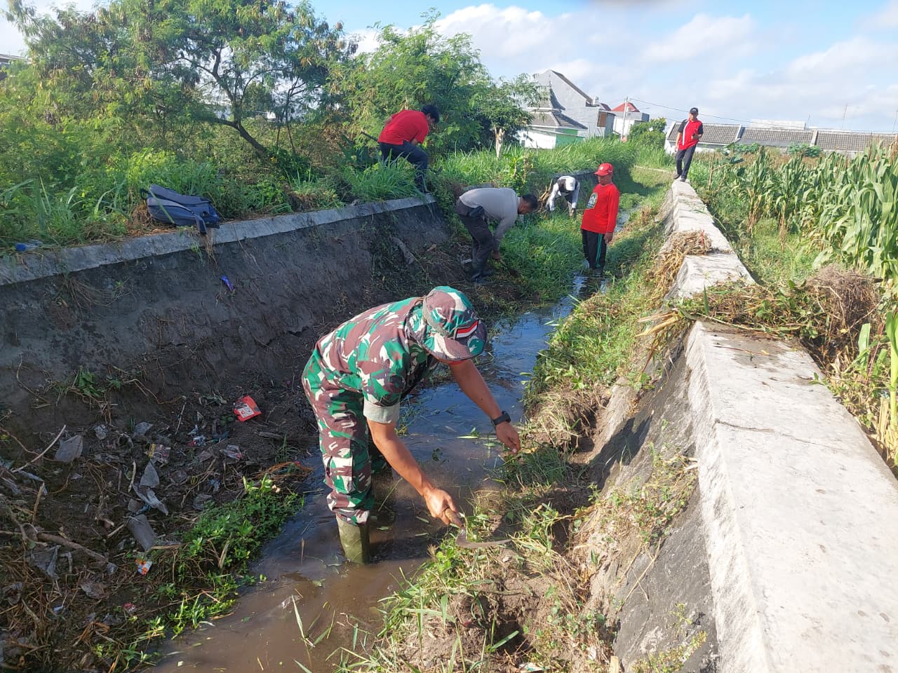 Babinsa Kelurahan Turi Bersama Warga Laksanakan Kerja Bakti Pembersihan Saluran Air