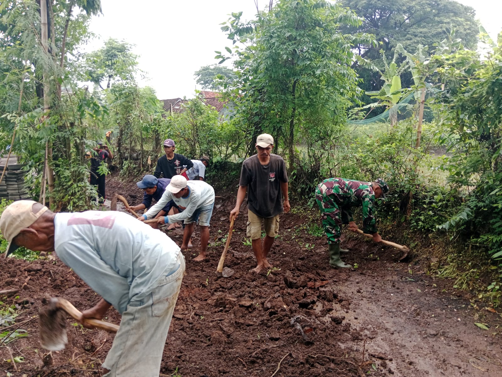 Kolaborasi TNI, Pemdes, dan Warga Percantik Jalan Desa di Wonomerto