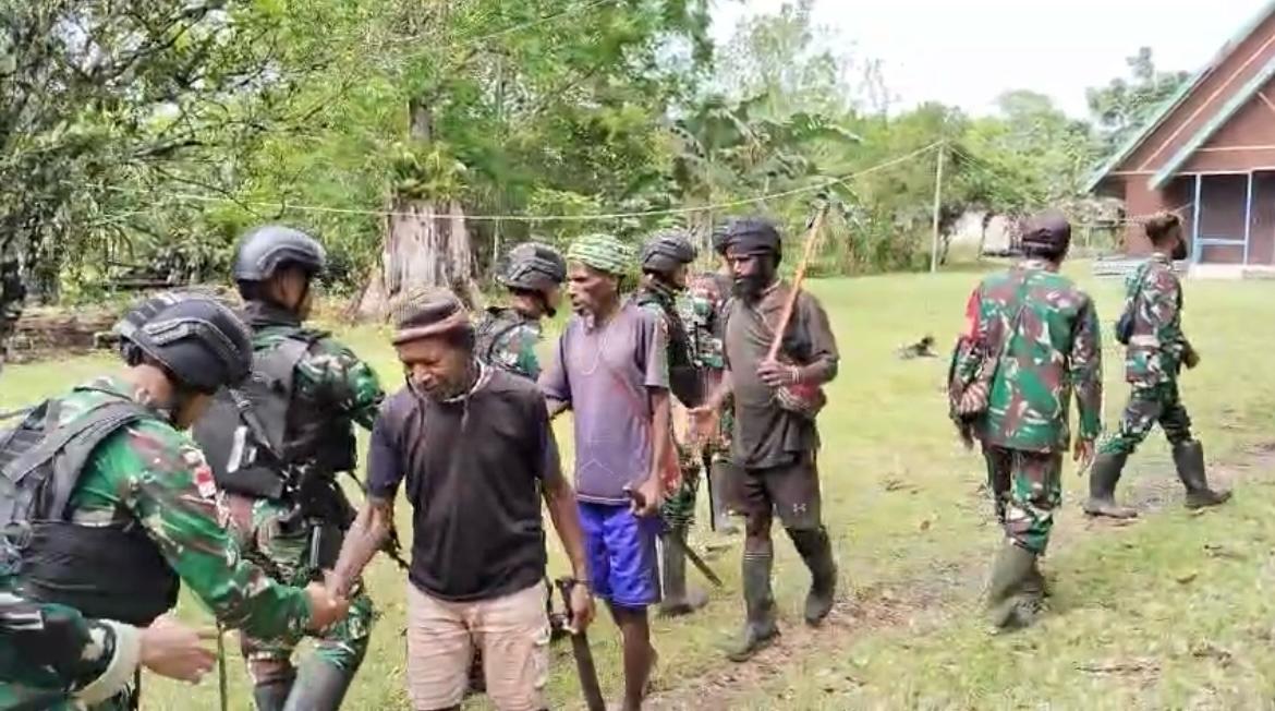 Menjelang Natal, Satgas Yonif 123/Rajawali Laksanakan Karya Bhakti dan Pelayanan Kesehatan di Papua