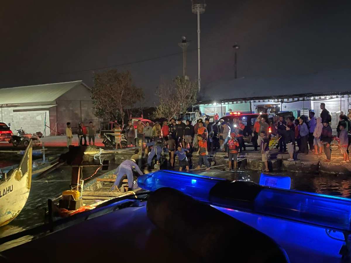 Gerak Cepat Satpolairud Polres Probolinggo Selamatkan Pemancing Tenggelam di Pelabuhan Mayangan Gerak Cepat Satpolairud Polres Probolinggo Selamatkan Pemancing Tenggelam di Pelabuhan Mayangan