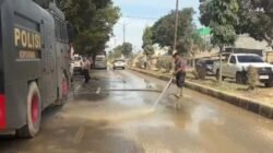 Minimalisir Debu Pasca Banjir, Polri Lakukan Pembersihan dan Penyiraman Jalan Protokol Aceh Tamiang