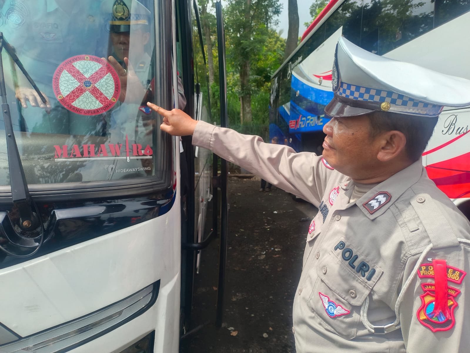 Polres Probolinggo Rampcheck Bus Wisata Jelang Nataru, Satu Kendaraan Dilarang Beroperasi